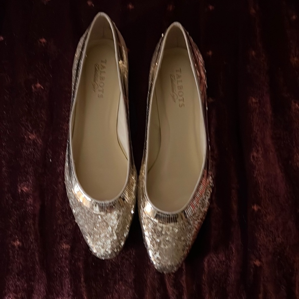 NWT Gorgeous Talbots size 7.5 gold shoes. Really beautiful.